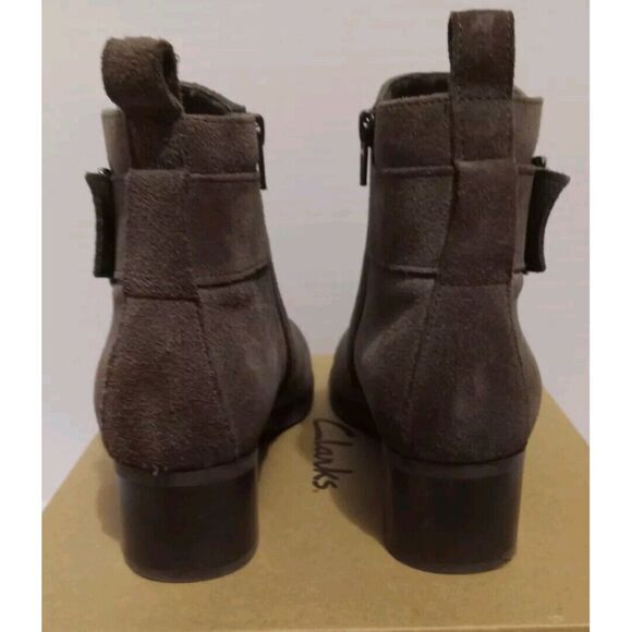 Clarks MILA CHARM Size 9 Side Zip Taupe Suede Ankle Boots Booties EUC - Picture 4 of 8